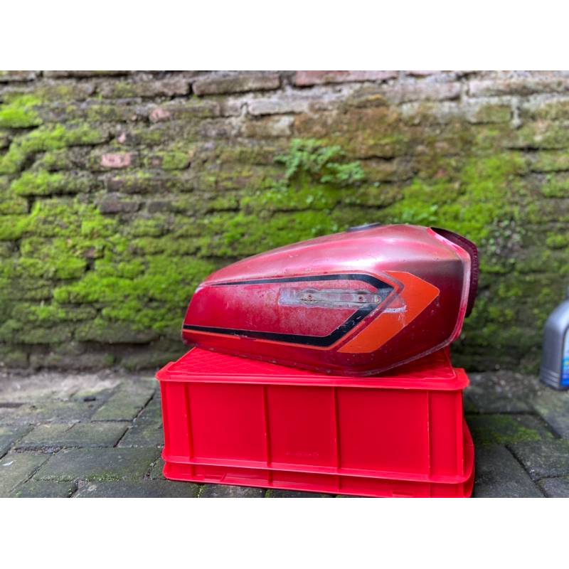 tangki cb100n original asli warna merah lengkap dengan emblem