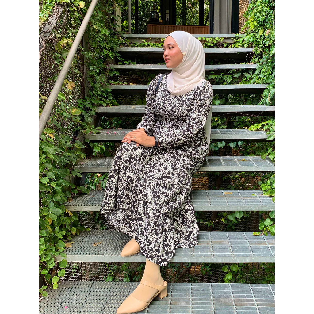 Floral dress female new long-sleeved swing v-neck long dress