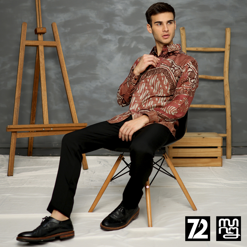 KEMEJA BATIK PRIA LENGAN PANJANG Kemeja Dobby Slimfit Motif Parang Roll Warna Dusty Pink Maroon 723162 Cap 72 - Baju Kemeja Atasan Pakaian Setelan Batik Pria Cowok Laki Laki Remaja Keluarga Kantor Lengan Panjang Modern Slimfit Slim Fit Premium Kekinian