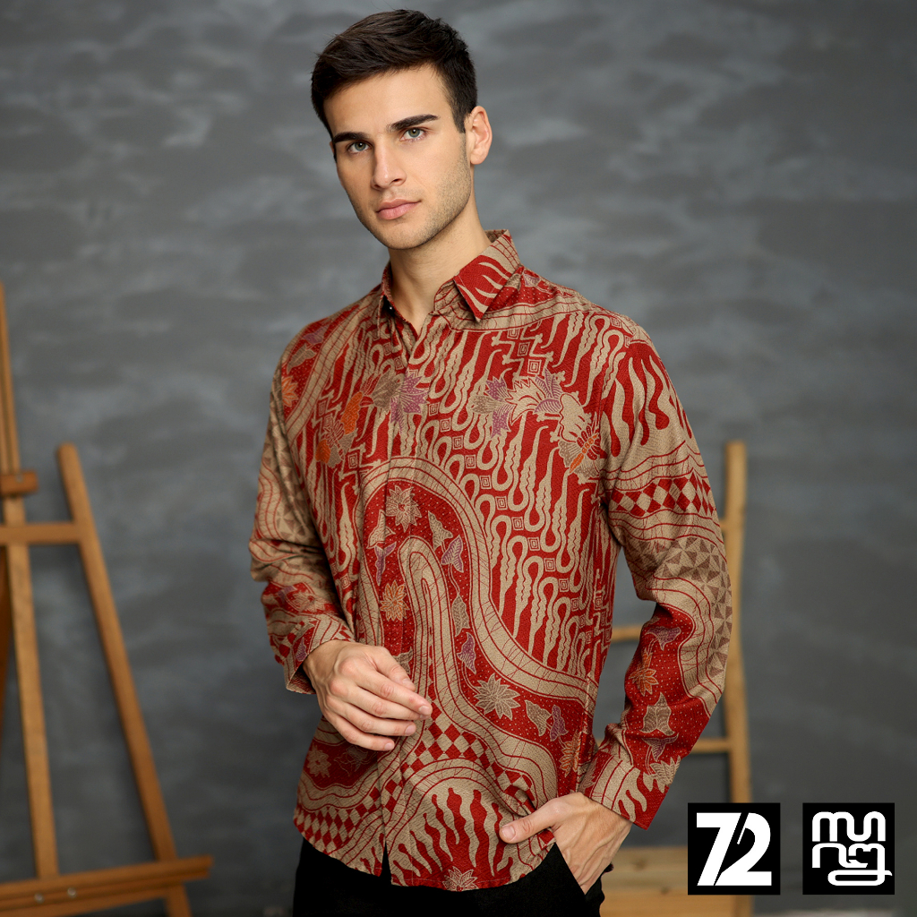 KEMEJA BATIK PRIA LENGAN PANJANG Kemeja Dobby Slimfit Motif Parang Kupu Warna Merah Coklat 723161 Cap 72 - Baju Kemeja Atasan Pakaian Setelan Batik Pria Cowok Laki Laki Remaja Keluarga Kantor Lengan Panjang Modern Slimfit Slim Fit Premium Kekinian