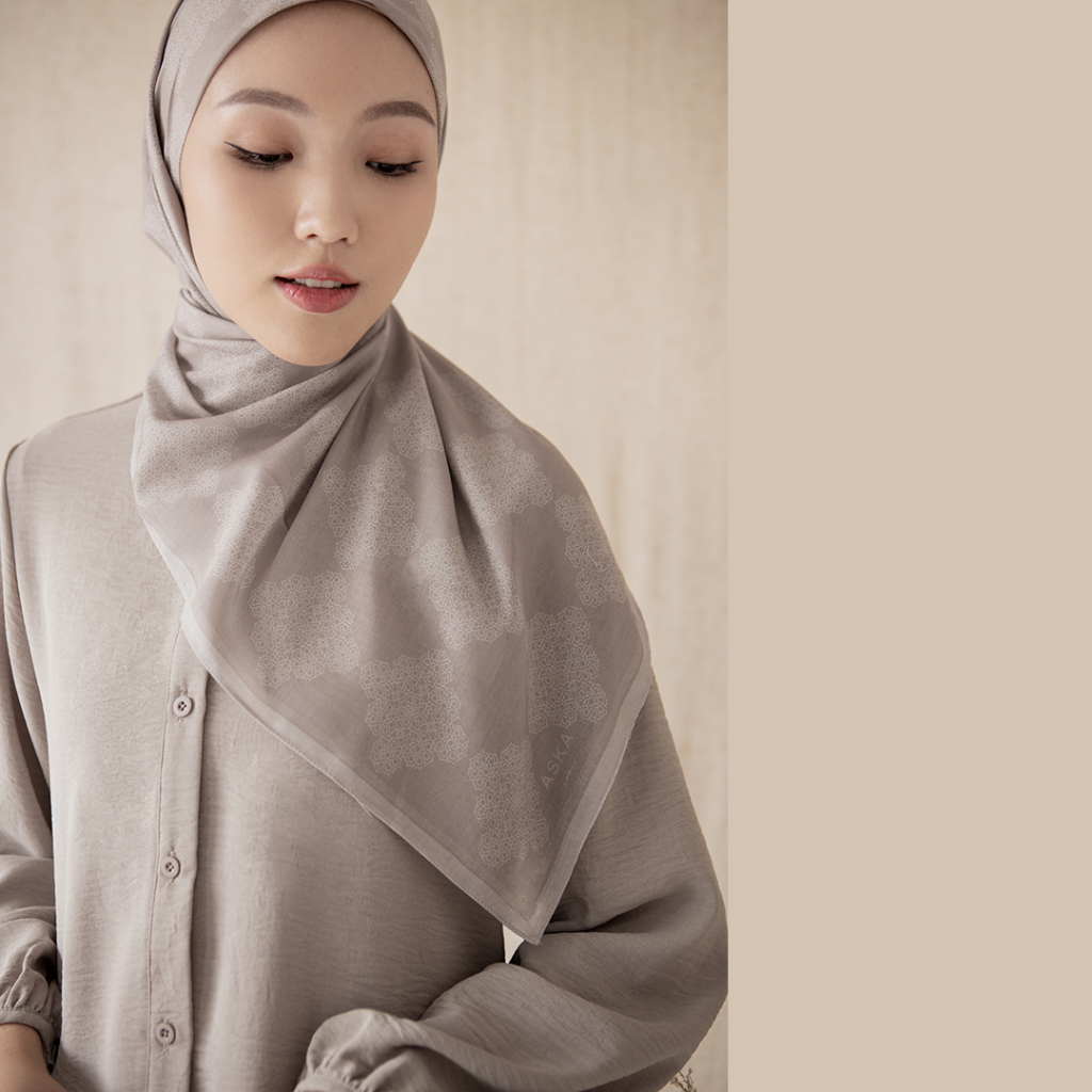 Anjana by Aska Label - Hijab print dengan geometry motif bahan voal warna ungu lilac, beige sand, dan hijau moss