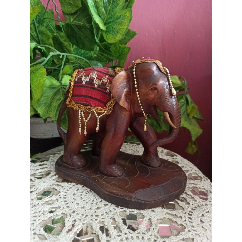 Patung Antik Gajah Lampung Kayu Jati tua memakai Tapis benang emas P: 20 cm