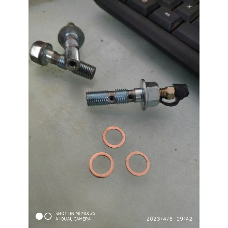 baut selang rem dobel  disk cakram lubang selang  dengan pembuangan angin .banjo double niplle bleed