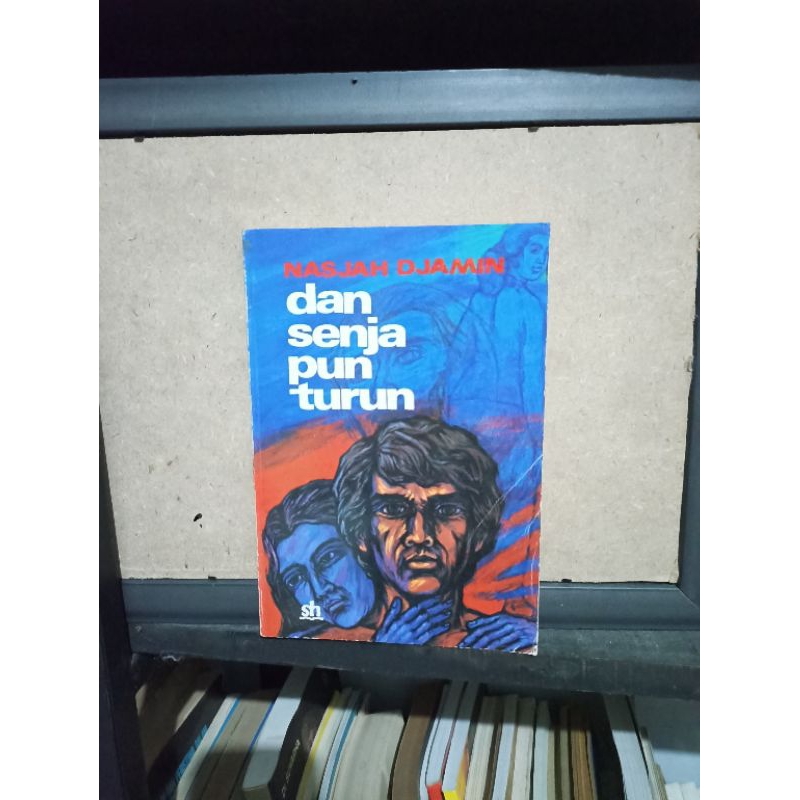DAN SENJA PUN TURUN. by. Nasjah djamin. Sinar harapan cetakan pertama 1981.195hal. Kondisi muluus.