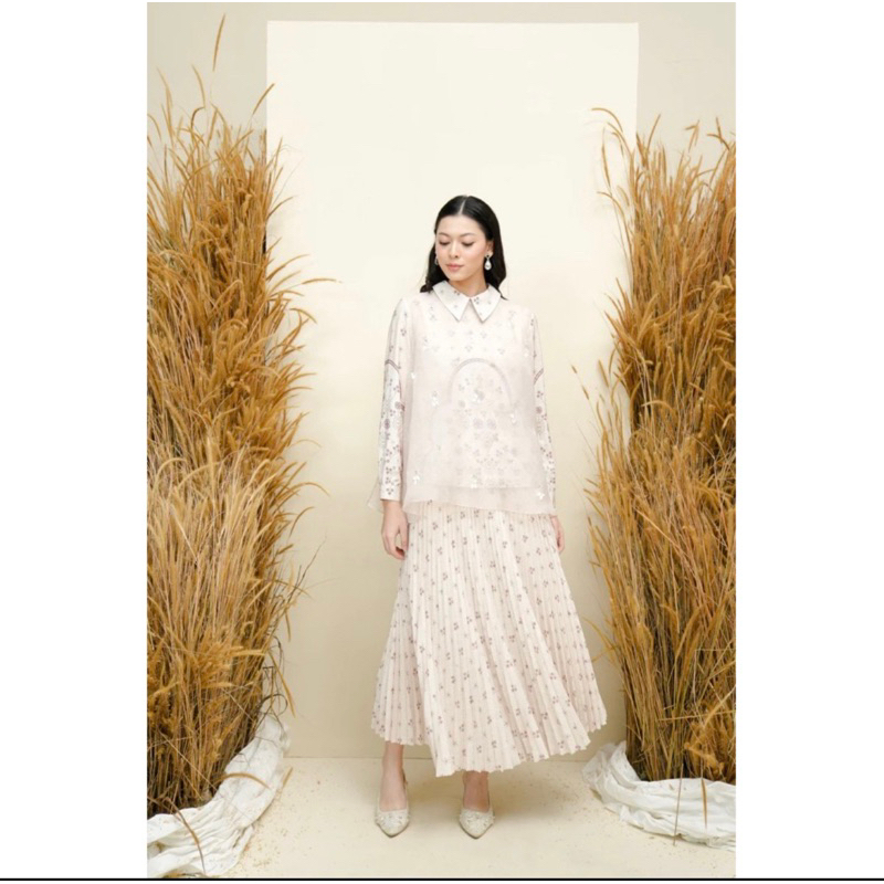 pandai sikek wearing klamby pinggala blouse size S READY STOCK