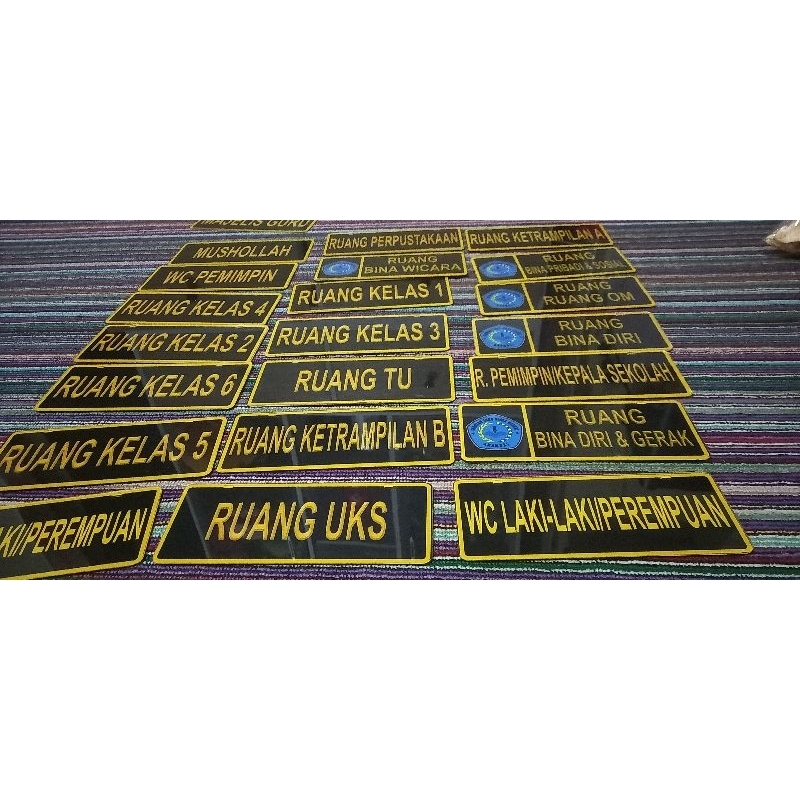 Papan nama gantung kelas ruangan full warna ( contoh: hitam emas dll)