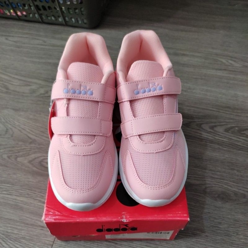 Sepatu Diadora Flo JR
