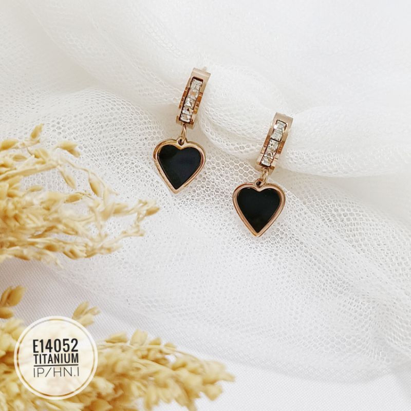 Anting Titanium jepit love hitam E14052