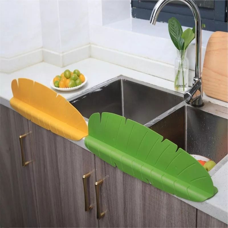 MG80PAPAN PENGHALANH CIPRATAN AIR SINK WASTAFEL/PAPAN PENGHALANG CIPRATAN AIR BAHAN SILIKON WASTAFEL DAPUR/KITCHEN SINK WATER SPLASH BOARD GUARD LEAF STYLE OIL PROOF SPLASHROOM/BAHAN SILIKON MOTIF DAUN