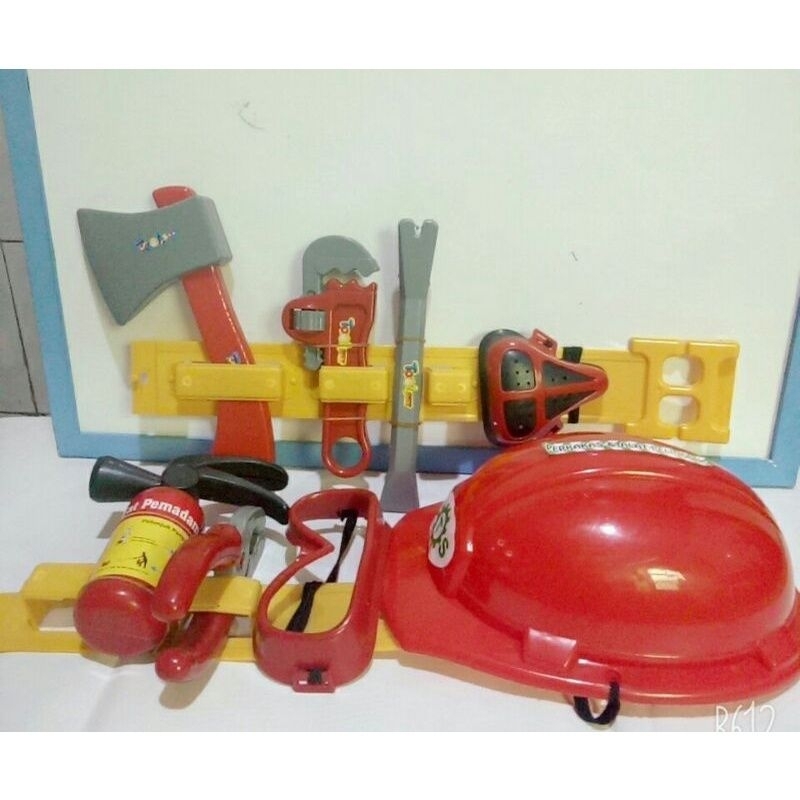 MAINAN ANAK ALAT PEMADAM KEBAKARAN PERKAKAS DAN ALAT PELINDUNG HELM Bts 1806-31