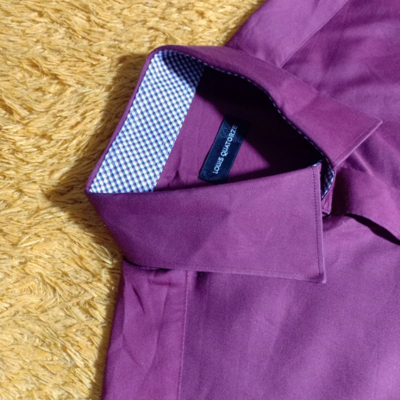 Kemeja Louis Quatorze merah