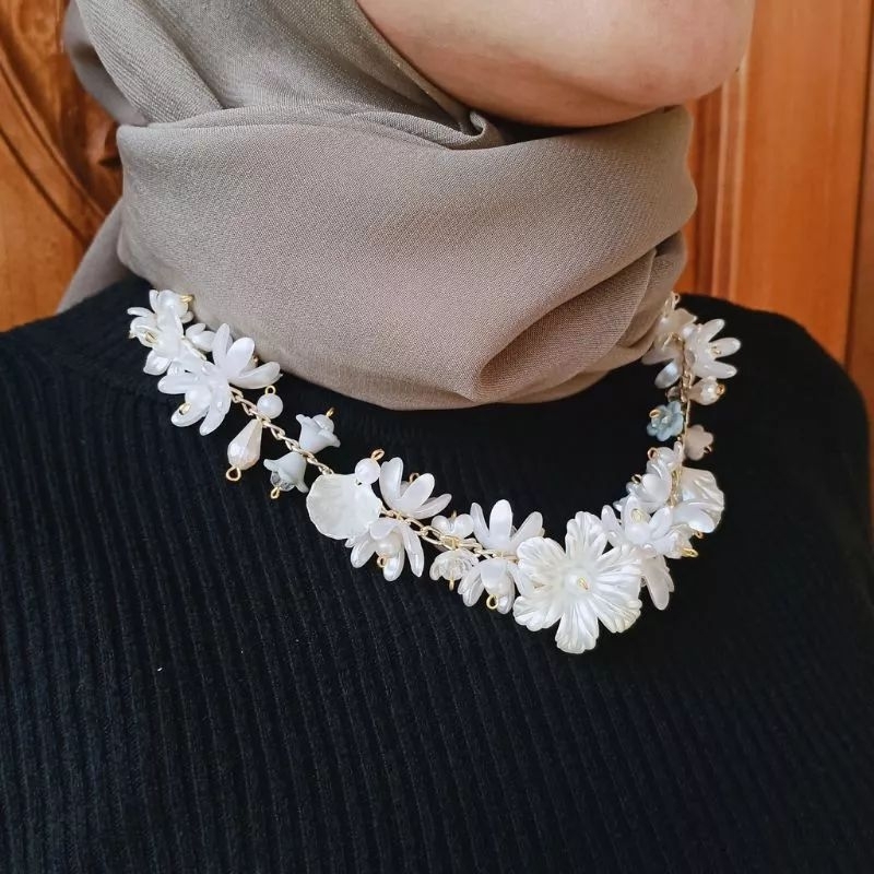 Crystal Flowery Pearl Necklace Kalung Hijab Muslimah Panjang Kalung Kristal Aesthetic Mutiara Bunga Flower choker kalung wisuda fashion kondangan kelopak bunga necklace