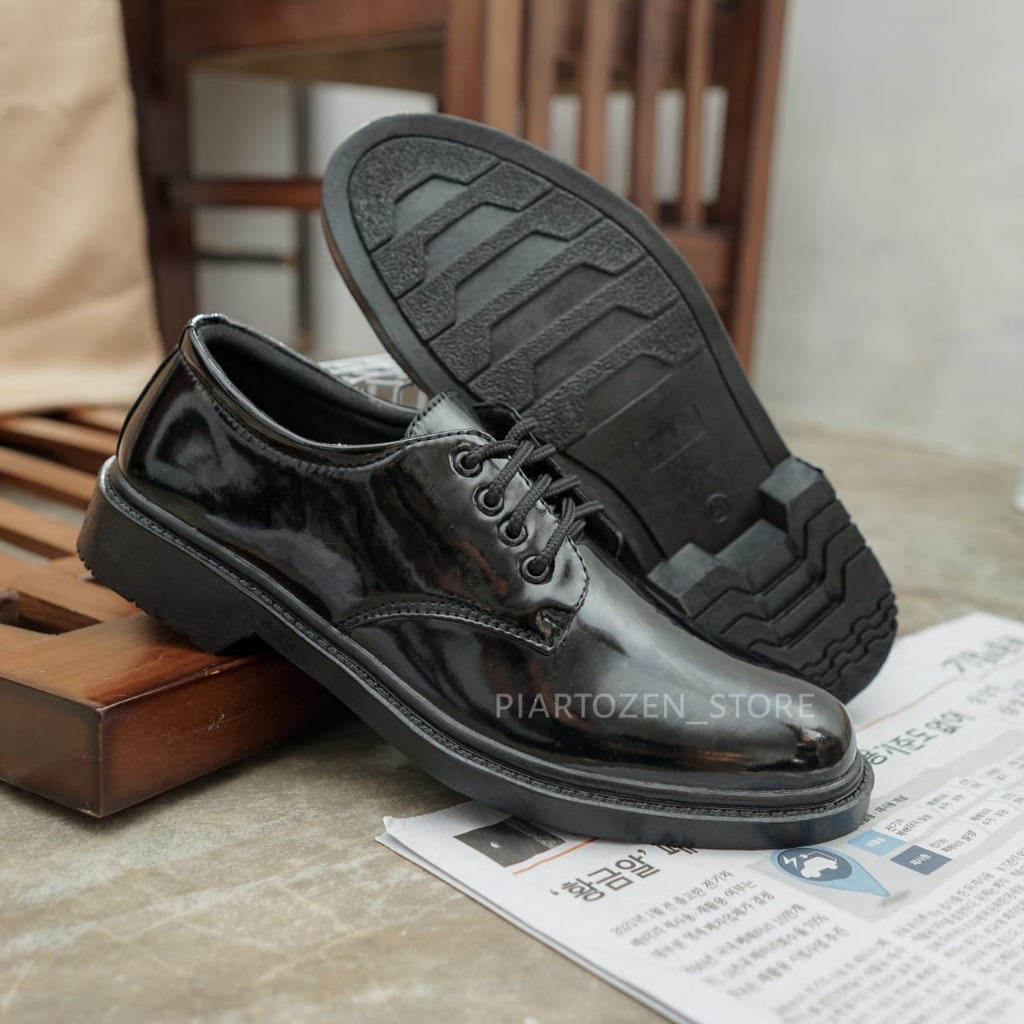 Sepatu PDH Pria Model Pendek Tali Pentopel untuk Dinas Kantor, Warna Hitam Mengkilap, Bahan Kulit Sintetis.