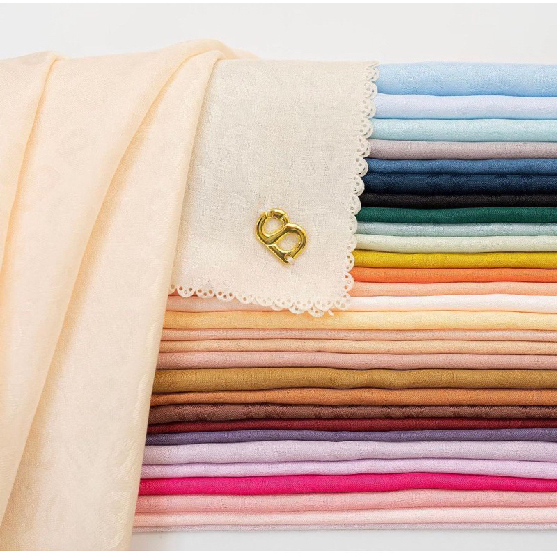 tapis embossed 2.0 buttonscarves