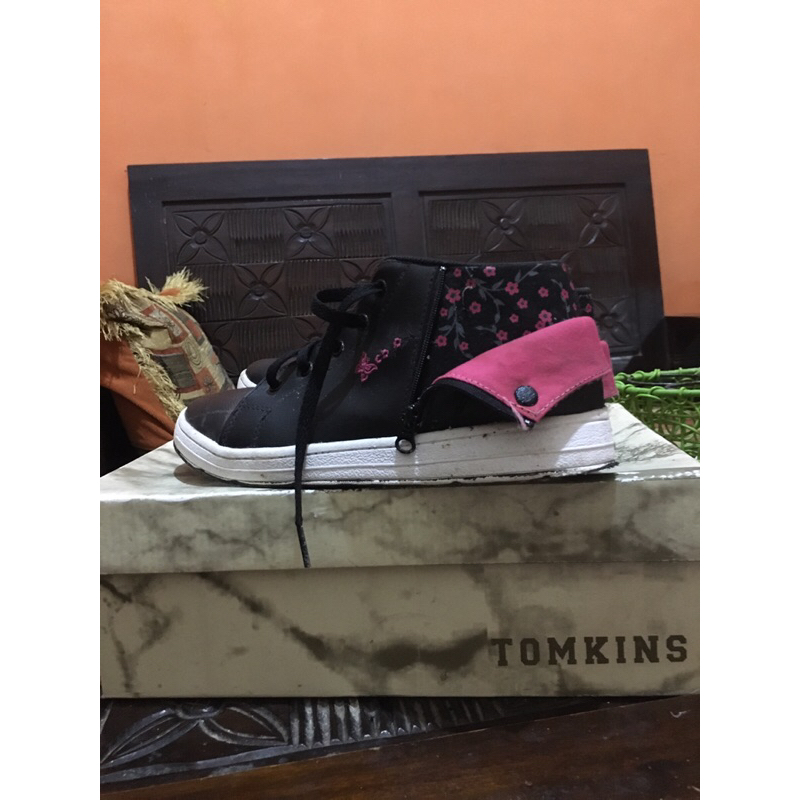 Preloved sepatu tomkins missouri ukuran 38