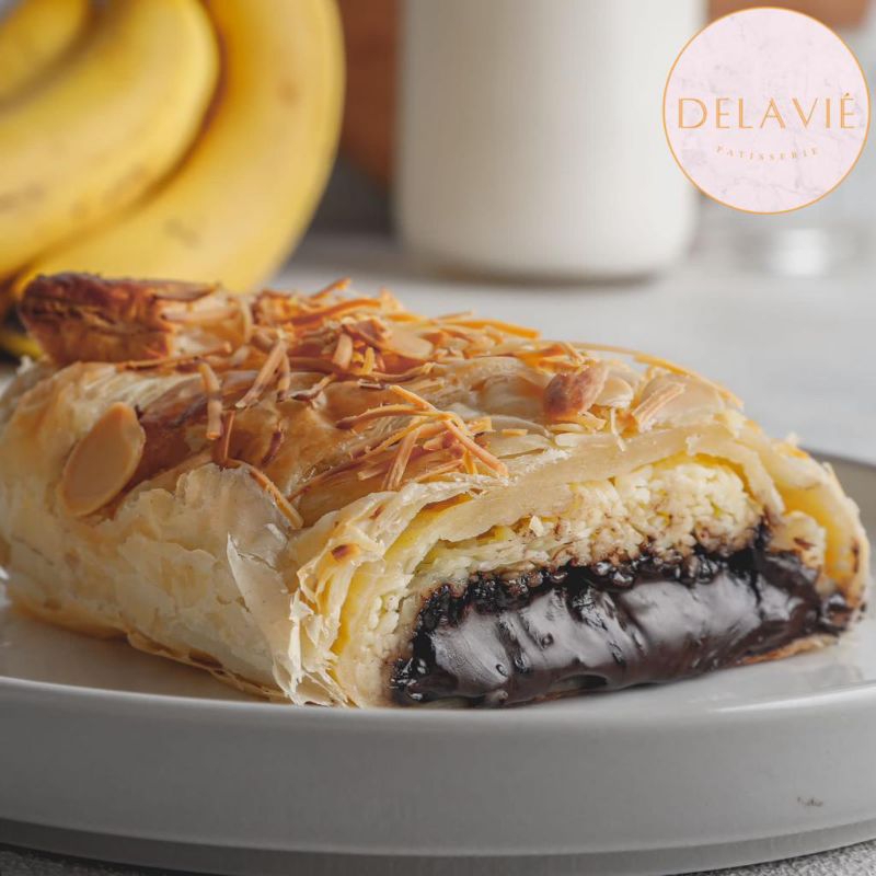 

Choco cheese puff /choco cheese banana melted puff pastry (delavie patisserie)