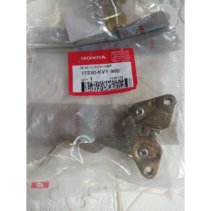 77230-KVY-900 DUDUKAN KUNCI JOK BEAT KARBU ORIGINAL HONDA