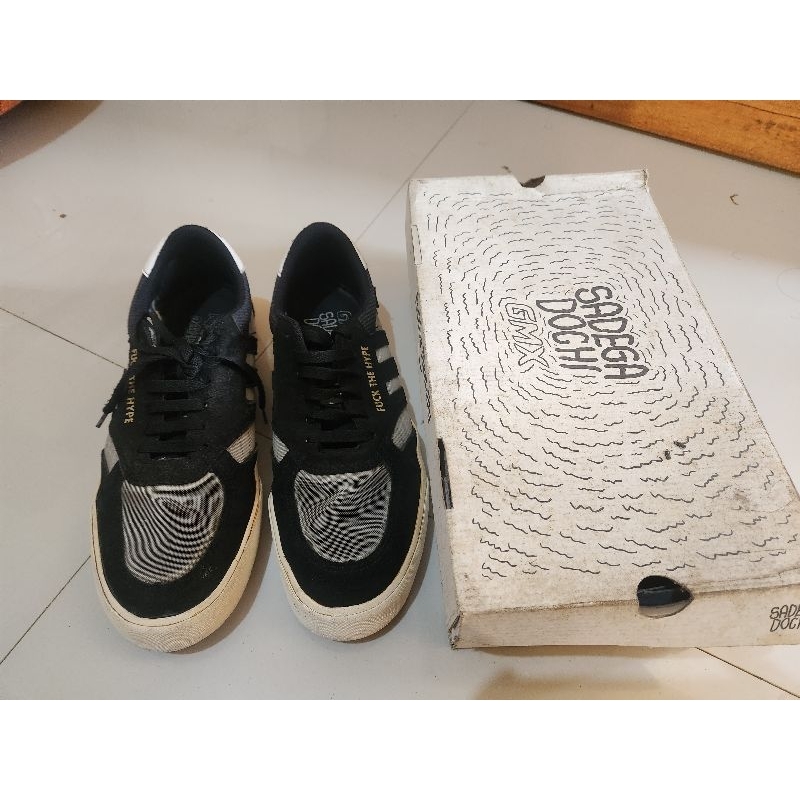 GMX X Sadega Black White - Sepatu
Hitam