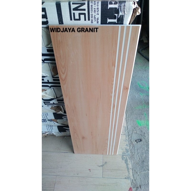 Granit Anak Tangga 30x80/20x80 Natural kingwood Tekstur met