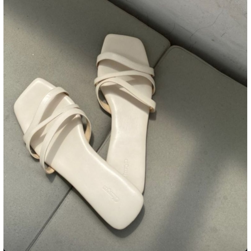 

Clarynshoes Fiona Sandal in Ivory Size 36 NEW