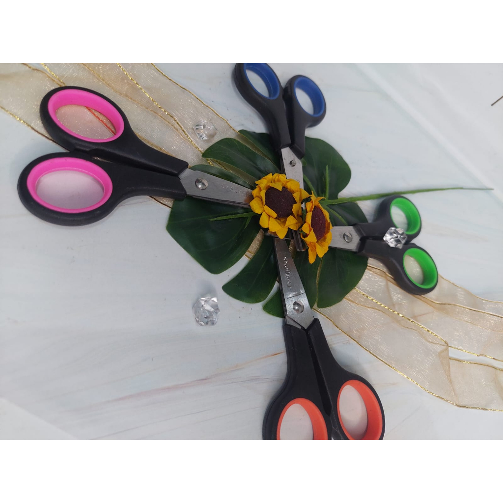 

GUNTING POTONG KECIL SEKOLAH MURAH TAJAM WARNA WARNI STAINLESS STEEL SCISSORS