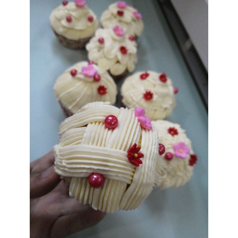 

CUPCAKES BUTTER CREAM 1 BOX ISI 12 PCS VANCY CAKES HOMEMADE RASA ENAK TOPPING CANDY