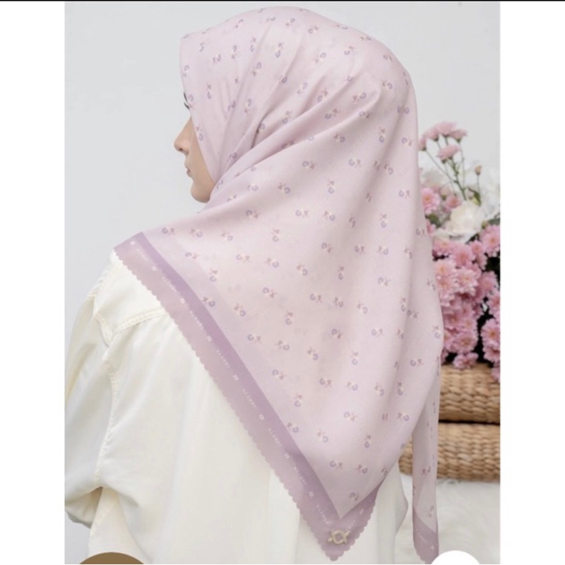 chrysant scarf wearing klamby