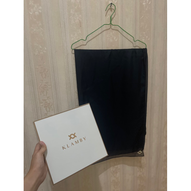 NEW with box • Hijab hitam polos by wearing klamby scarf Original