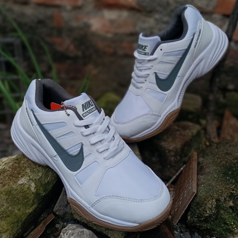 Big Sale Sepatu Tennis Pria Sol Karet Mentah Warna Putih , Sepatu Bulutangkis Pria Sol Karet Warna
