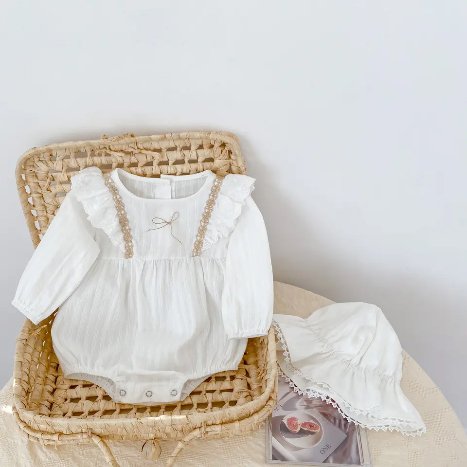 Romper dan topi bayi perempuan renda putih minimalis