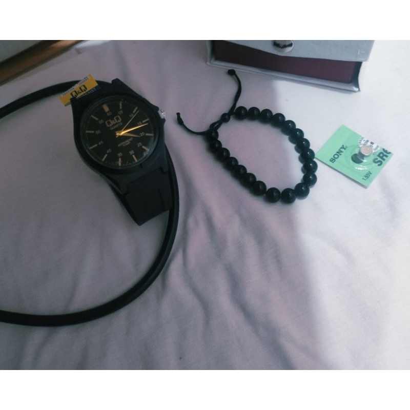 Jam Tangan Pria Wanita QnQ Tali Rubber Water Resistant Free Gelang Batu Hitam//Bisa COD