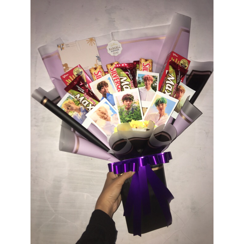 

Buket Polaroid BTS dan Snack Coklat