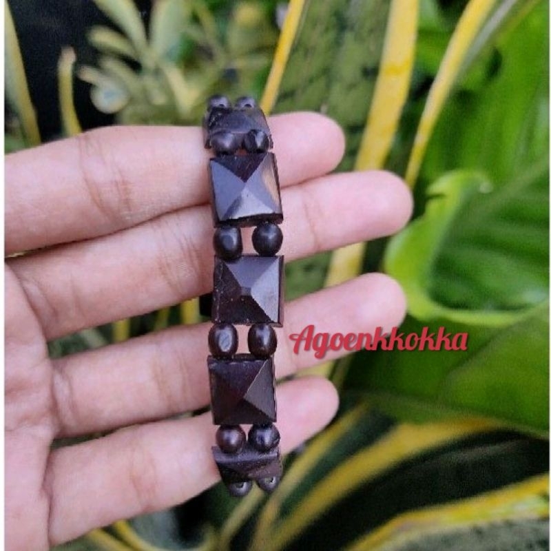 Gelang piramid hitam kokka kaokah