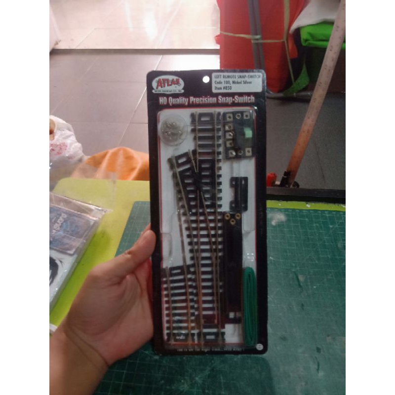 Jual wesel kiri Rel Kereta Track HO merek Atlas .  Sudah REMOTE SNAP