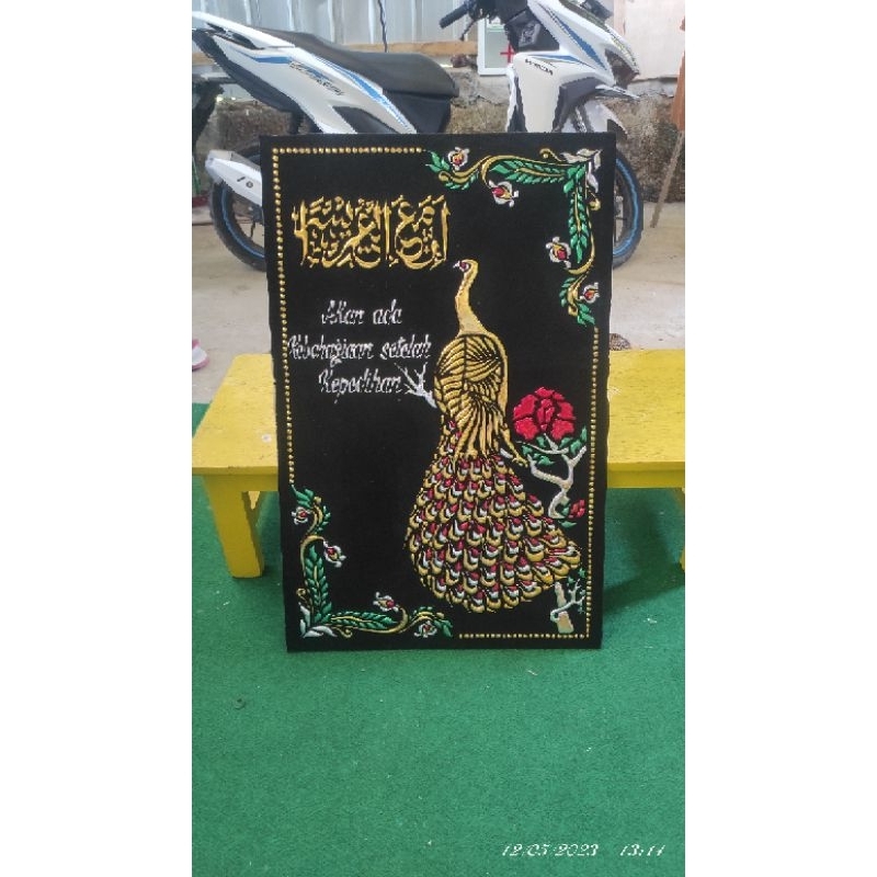 kaligrafi lem tembak prada emas timbul motif merak