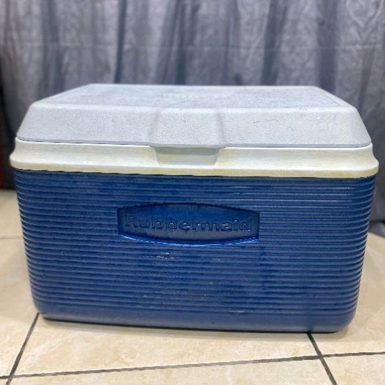 Preloved Second Rubbermaid Victory Cooler Box Penyimpanan Es Makanan Minuman Modern 39 Liter Made in