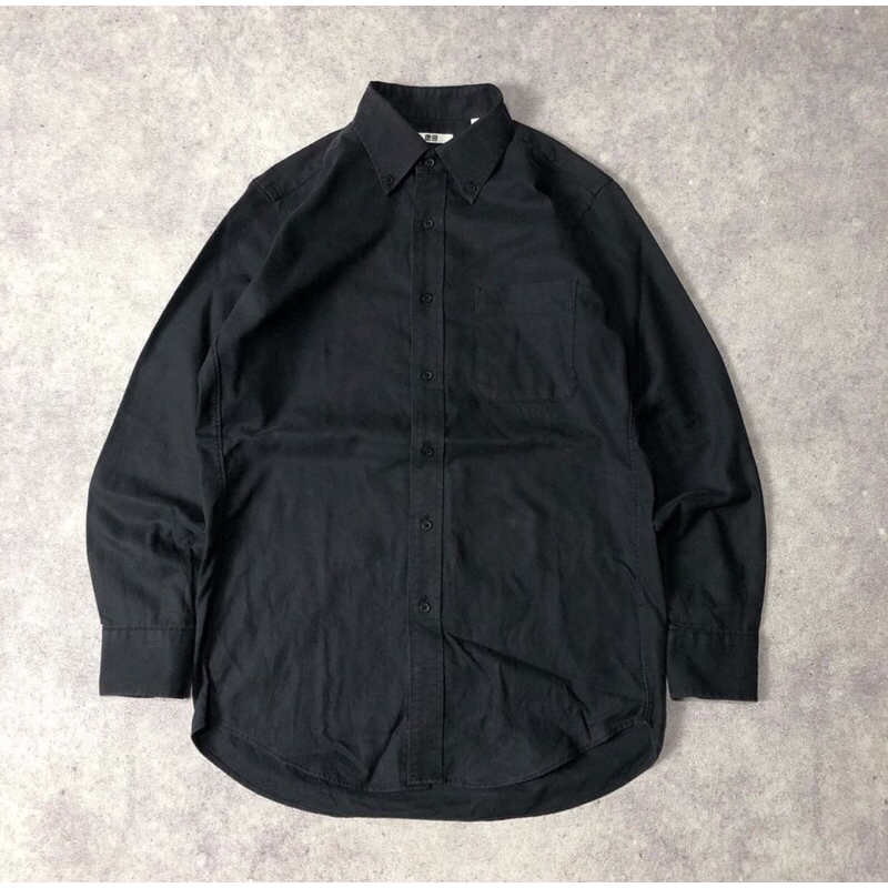 kemeja flanel basic polos warna gelap dari uniqlo