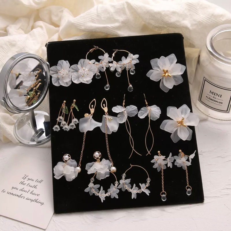 White flowery transparent earrings / anting