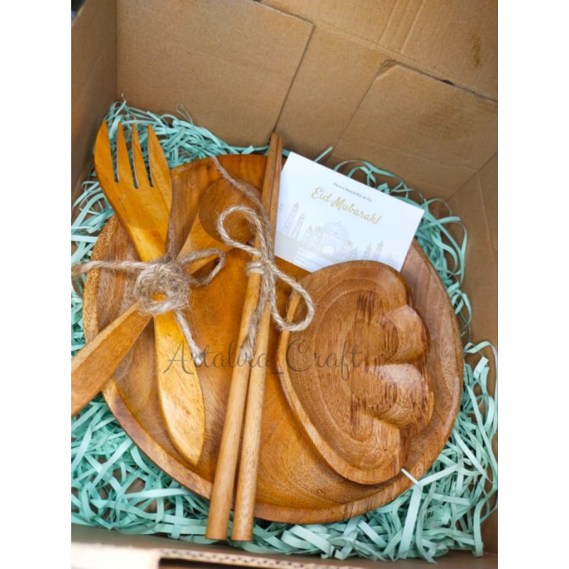 

Hampers kayu / Hampers nikah / Kado Ulang Tahun /Piring Kayu Set
