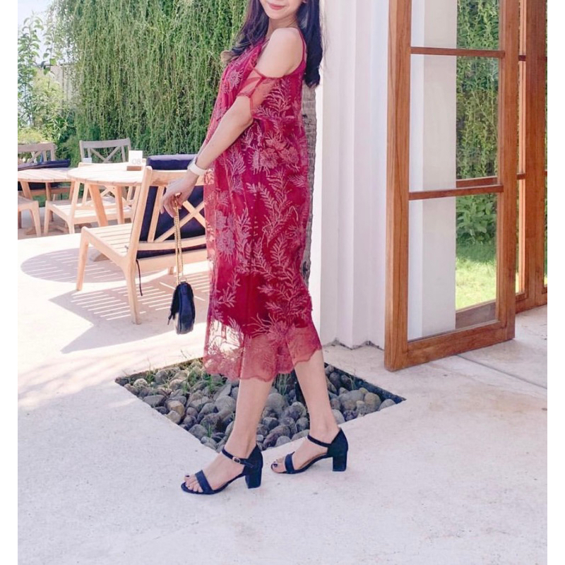 dress kondangan warna maroon