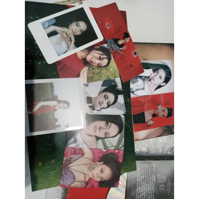 ME PHOTOCARD JISOO RED YG BENEFIT (RARE PC)