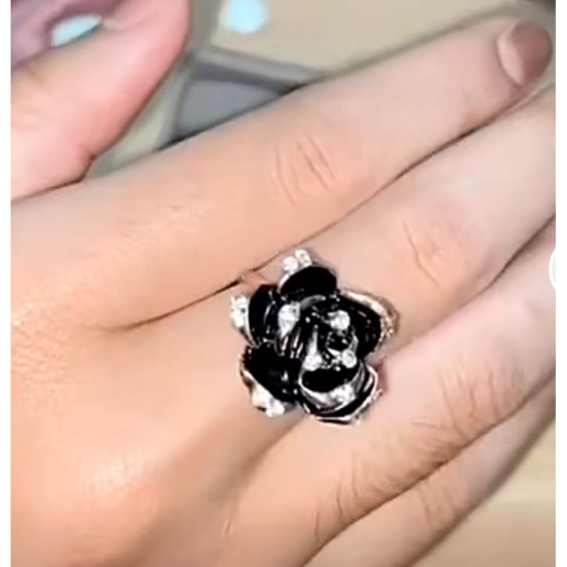 Tokorara.id Cantik simple Cincin wanita bunga hitam elegant