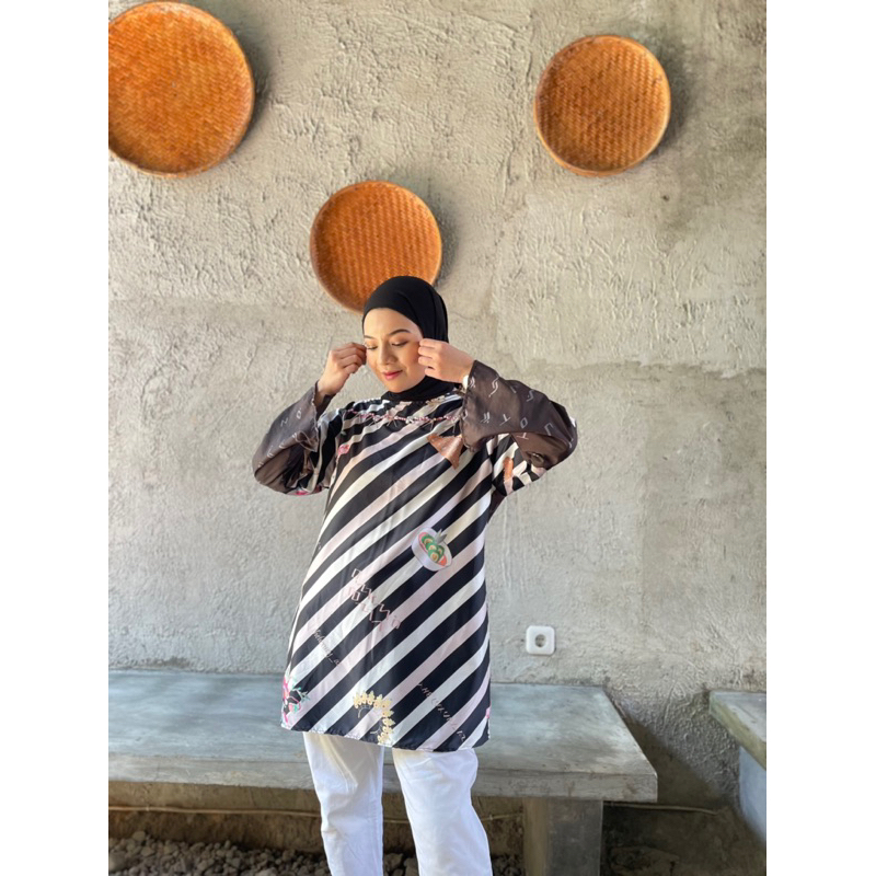 Batik Lontara Makassar "Strip Lontara" hitam putih