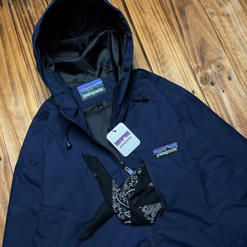 JAKET PATAGONIA NAVY WATERPROOF ANTI AIR FULL TAG LABEL CASUAL