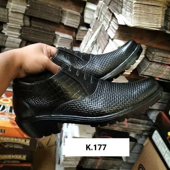 Sepatu kulit pria Medali sepatu kerja formal tampil lebih garang