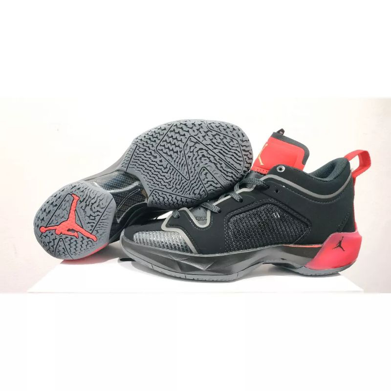 SEPATU BASKET AIR JORDAN 37 LOW BRED 2