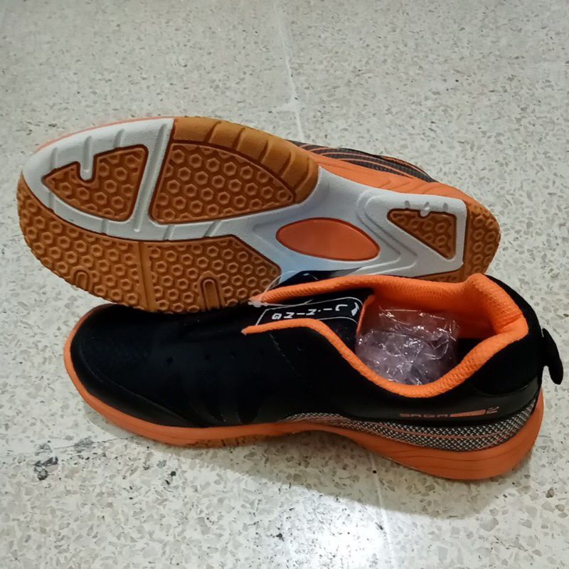 sepatu badminton lining murah
