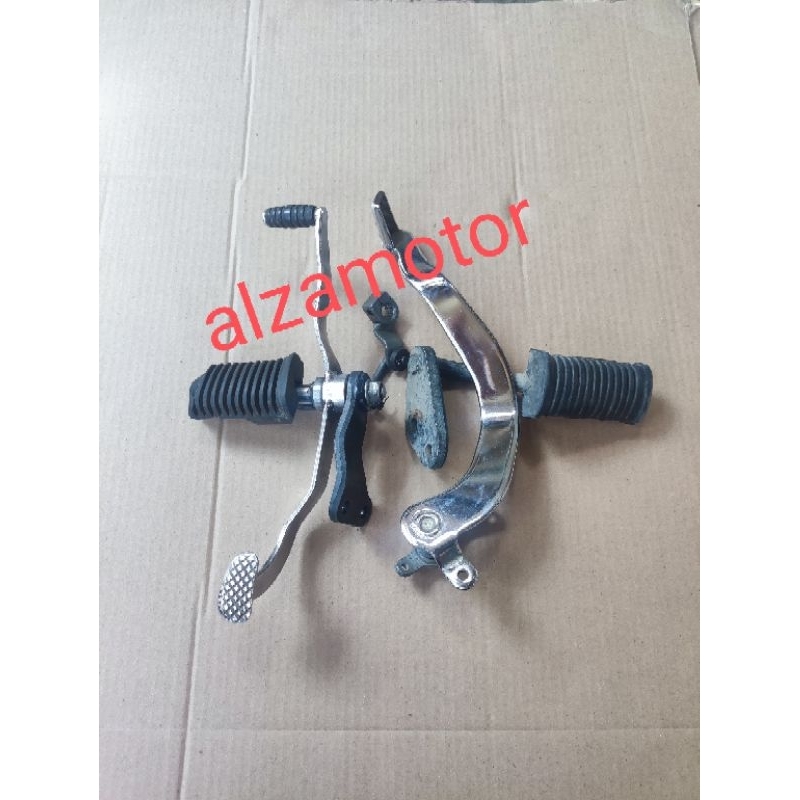 foot step depan pijakan kaki depan Suzuki satria Fu 150 karbu original foot step depan satria Fu