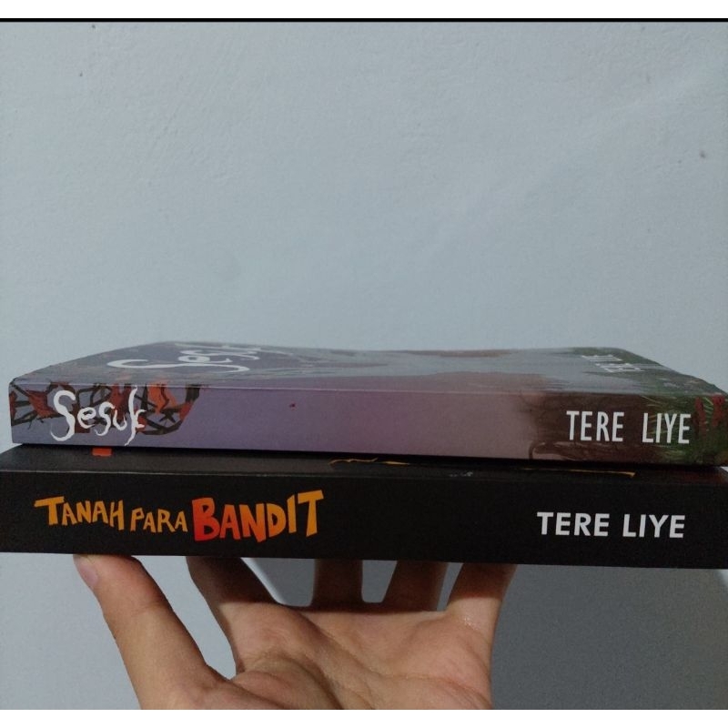 [2pcs] Preloved Tere Liye Tanah Para Bandit Sesuk