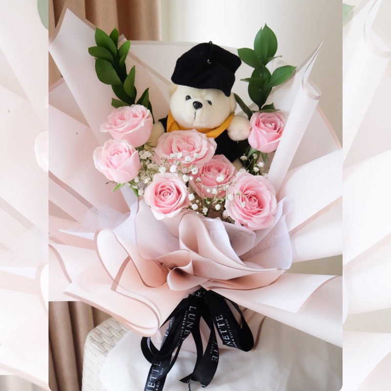 Buket Bunga Wisuda dengan Boneka Bunga Asli Rose